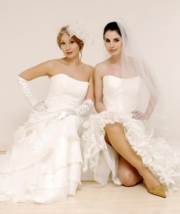 Zwei Models in schicken Brautkleidern sitzen auf dem Boden