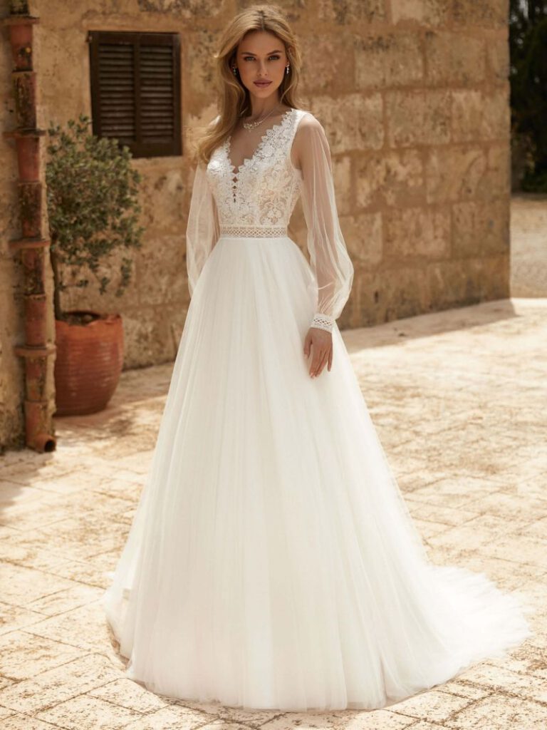 Das Debora-Brautkleid in A-Linie verzaubert mit seinen langen Ärmeln und einem eleganten V-Rücken. Ein zeitloser Stil für eine romantische Braut.