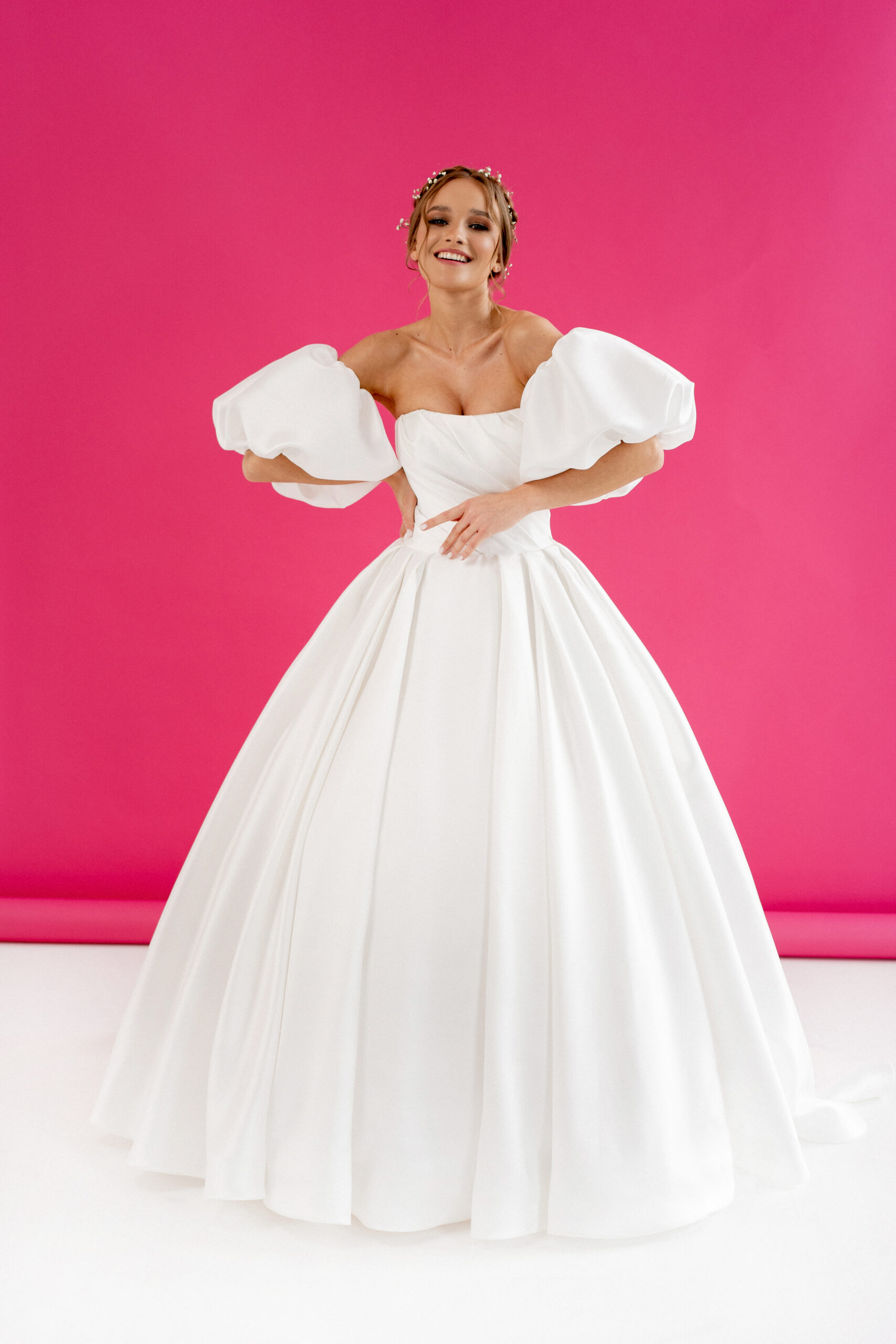 Das "Bianca" Brautkleid besticht durch seine zeitlose Eleganz. Das schlichte und dennoch ansprechende Design macht es zu einer idealen Wahl für Bräute, die nach klassischer Schönheit streben.