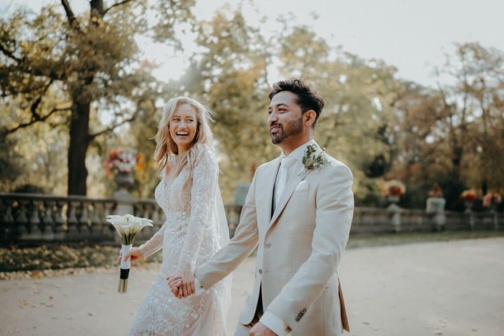 Kundenfotos: Perfekter Service führte zum Traum-Brautkleid – zufriedene Kundin mit glücklichem Lächeln