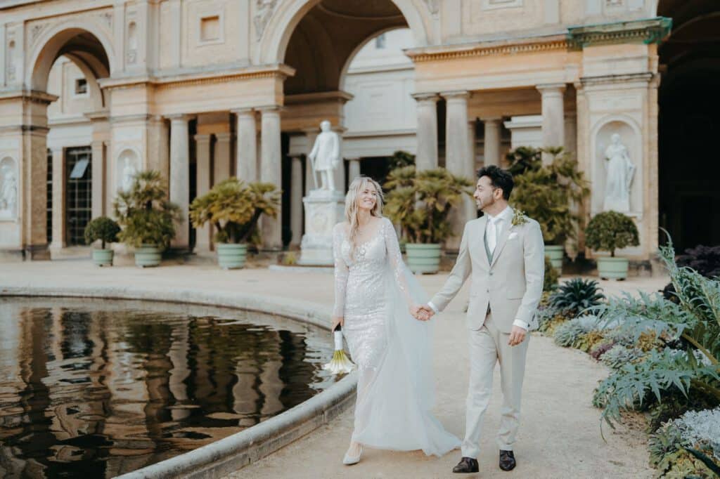 Der Brautkleid-Traum wurde durch unseren engagierten Service erfüllt – eine glückliche Kundin strahlt.